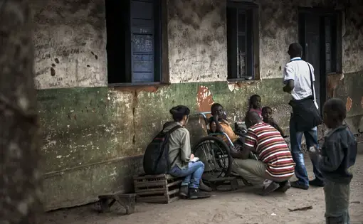 Amy Maxmen speaks with children suffering from Konzo in Kahemba, DRC