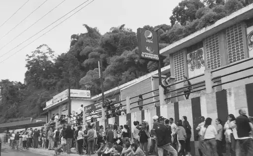Waiting in line to enter supermarket El Barquero. Image by Lila Franco. Venezuela, 2017.
