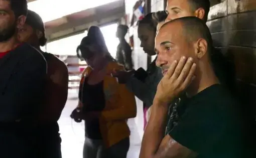Cuban migrants stranded in Panama talk to journalists at the camp where they are housed in Gualaca in the western province of Chiriquí. Image by José A. Iglesias. Panama, 2017.
