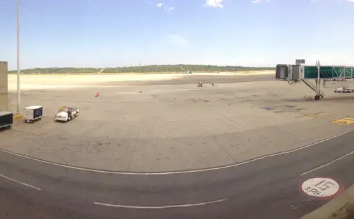Empty runway of the Simón Bolívar International Airport in Maiquetía. Image by Lila Franco. Venezuela, 2017.