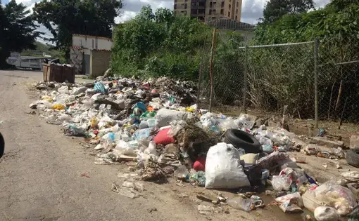 Excess of waste on Baruta's streets. Image by Lila Franco. Venezuela, 2017.