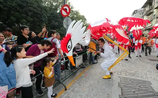 The local community of Macau enjoys the parade during the Lusofonia Festival. Photo Courtesy of the Instituto Cultural de Macau.