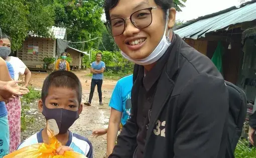 Hmine delivers food to migrants in Khao Lak. Image courtesy of Hmine. Thailand, 2020.