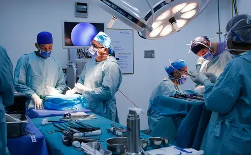 Members of a surgical team prepare a donated kidney to be transplanted into a patient at an operating room in the private hospital Clínica Metropolitana, in Caracas, one of the few health centers that still performs this complex medical procedure. Image by Flaviana Sandoval. Venezuela, 2018.