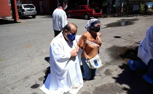Father Enmanuel Pernía during the blessing of a Social Security hospital September 10. Image by Carlos Eduardo Ramírez. Venezuela, 2020.