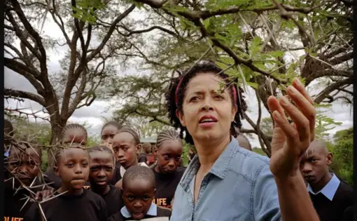 Science Leader, Kenya: CEO, conservationist, advocate: Paula Kahumbu runs the Kenyan conservation group WildlifeDirect. Kahumbu describes to city teenagers visiting Nairobi National Park the interplay between species: how ants help a native acacia tree defend itself against herbivores such as giraffes and rhinos. Image by Lynn Johnson. Kenya, 2019.