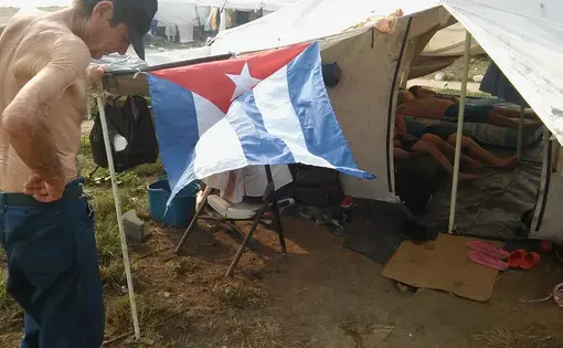 During the height of the migration crisis, Cubans set up makeshift tents in Panama as they made their journey to the United States. Image courtesy of 14ymedio. Panama, 2017.
