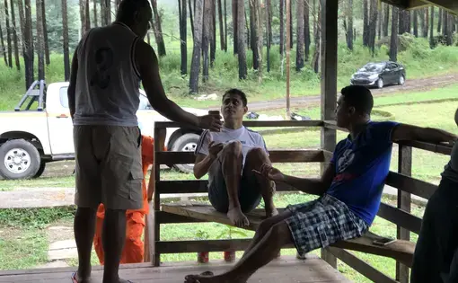 Cuban migrants speaking with the Panamanian police and immigration officers in the Gualaca camp. Image courtesy 14ymedio. Panama, 2017.
