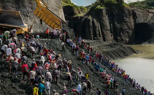 Unlicensed miners search for jade stones at a waste site in Hpakant. Image by Hkun Lat. Myanmar, 2018.