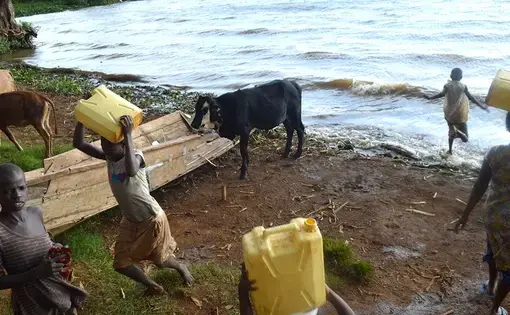 Children bringing in water at Nakalanga Landing Site. Image by Fredrick Mugira and Annika McGinnis. Uganda, undated.