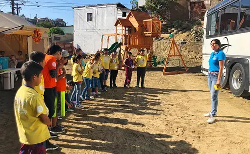 Teacher Sandra Rodríguez greets students at the Yes We Can World Foundation school in Tijuana, Mexico, on October 3. Image by Jaime Joyce. Mexico, 2019.