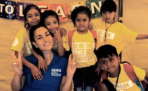 Estefanía Rebellón and students of the Yes We Can Foundation school. Image by Jaime Joyce. Mexico, 2019.