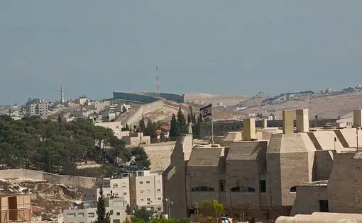 Israeli West Bank barrier near Jerusalem. Image courtesy Antoine Taveneaux. 