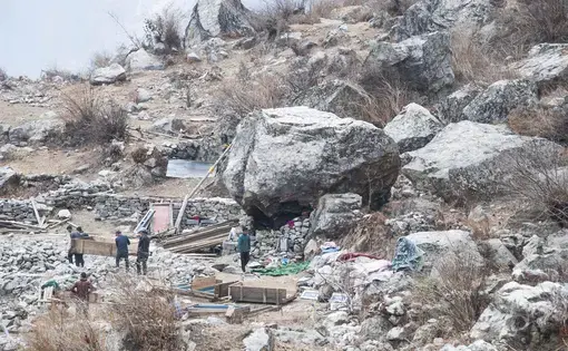 Villagers rebuilding in Langtang, a popular tourist destination in northern Nepal where the 2015 earthquake triggered a monstrous avalanche and killed nearly 400 people, face uncertain future risks. Image by Jane Qiu. Nepal, 2016.