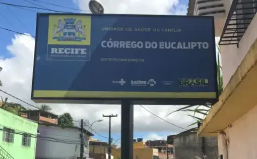 A placa indicado a entrada da Unidade de Saúde da Família (USF) no Córrego do Eucalipto. USFs são a peça chave na estratégia primaria do sistema de saúde público brasileiro. Foto por Poonam Daryani, Brasil, 2017.