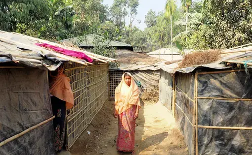 A woman in Kutupalong Refugee Camp. Since August, nearly half a million Rohingya have escaped over the Myanmar border to Bangladesh. Image by Doug Bock Clark. Bangladesh, 2017.