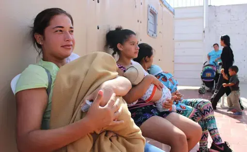 Venezuelan mothers wait to vaccinate their babies at a humanitarian clinic in La Parada, Cucuta, Colombia. Many new mothers regularly make the journey to Colombia to seek medical treatment. Image by Mariana Rivas. Colombia, 2019.