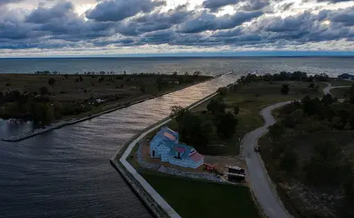 A new house emerges where the Michigan village of Singapore was, Sept. 29, 2020. Singapore is a ghost town at Lake Michigan on the Kalamazoo River near Saugatuck. Image by Zbigniew Bzdak/Chicago Tribune. United States, 2020.