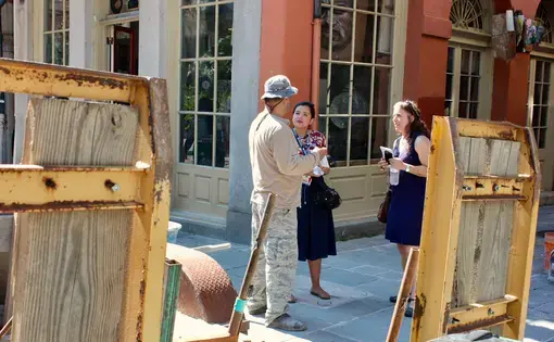 The Conti street team of reporters conduct their first interview in the French Quarter, New Orleans. Image by Lauren Shepherd. United States, 2016.
