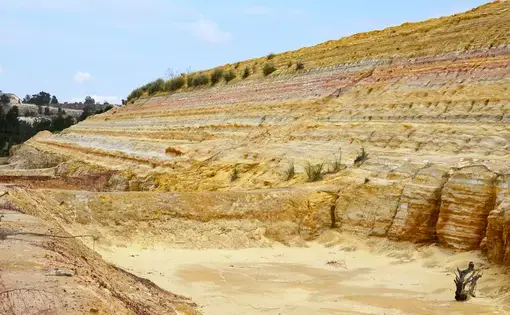 An unremediated gold mine waste pile pollutes the area around a Mintails Mining South Africa (Pty) Ltd mining right. Image by Mark Olalde. South Africa, 2016.