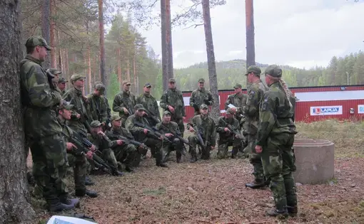 Female and male instructors debrief Swedish mechanized infantry recruits during training. In this platoon, 1 of 58 recruits is a woman. Image by Teresa Fazio. Sweden, 2018.