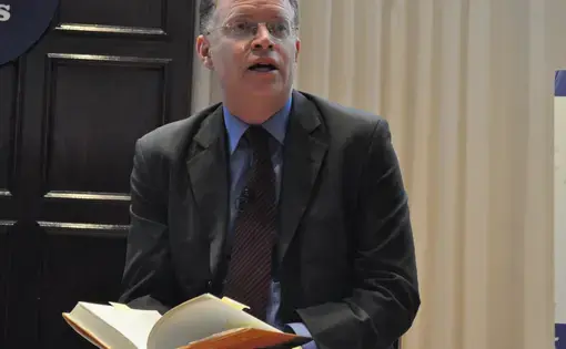 david_rohde_reading_from_the_book_he_wrote_about_his_kidnapping_-a.jpg Image by Roshan Nebhrajani/Medill News Service, via Wikimedia Commons. Washington DC, 2011.