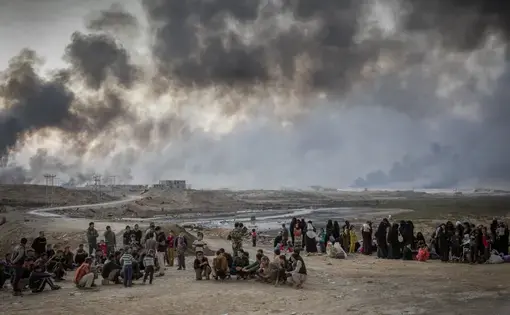 Internally displaced people fleeing from fighting in the village of Shora, 25km south of Mosul, reach an Iraqi army checkpoint on the Northern outskirts of Qayyarah. Image&nbsp;by Ivor Prickett/UNHCR/Panos. Iraq, 2018.