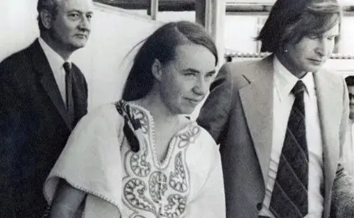 Kozak escorts British doctor Sheila Cassidy to the plane taking her out of Chile, in 1975. Image courtesy Museo de la Memoria y los DDHH de Chile.