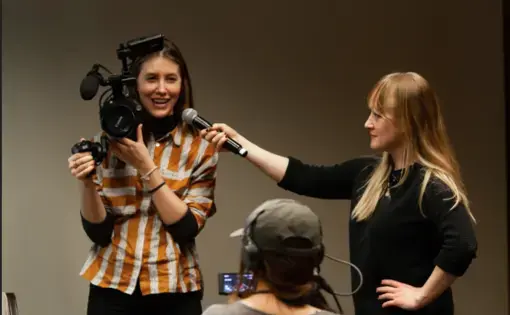 Fimmakers Hanna Miller (left) and Luisa Conlon (right) demonstrate how to use a camera. Image by Claire Seaton. Washington, DC, 2018.