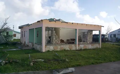 A badly damaged building. Image courtesy Bennylin/CC BY-SA 4.0. Barbuda, 2017.