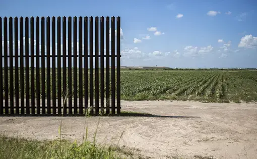 The end of a segment of the border fence just east of Oklahoma Avenue on Aug. 11, 2017.  Image by Martin do Nascimento. United States, 2017. 