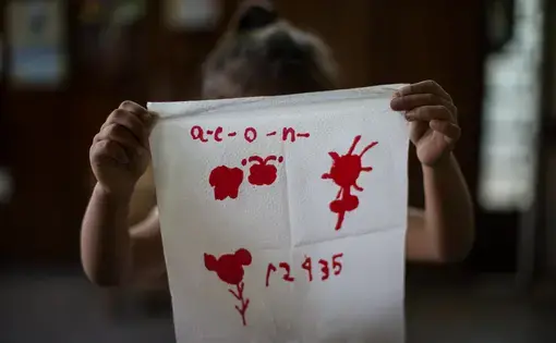 Ashley,6.

Her father was a gang member. As a way of protecting her and her brother's lives, she understands she should not say where she lived or who her father was. At such a young age, she attempted suicide when her father and mother were arrested. The Salvadoran Association Pro-Rural Health helps her with school and guides her grandmother to cooperate in human and educational training.

Image by Almudena Toral. El Salvador, 2018.