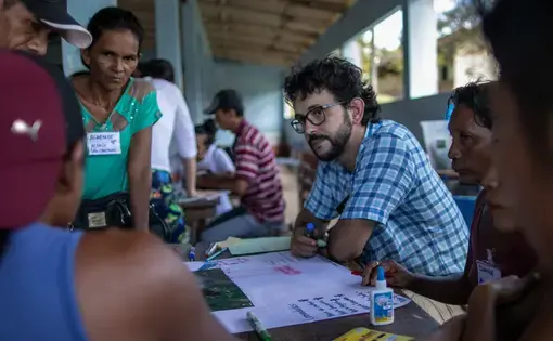 A researcher meets with ribeirinhos in Jamaraquá for a project seeking alternate technologies to fire in subsistence agriculture. Image by Flavio Forner. Brazil, 2020.