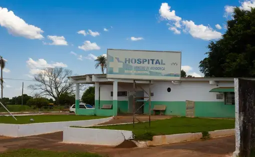 Vista da fachada do Hospital Municipal de Bandeirantes, Hospital João Carneiro de Mendonça, em Mato Grosso, Brasil.
