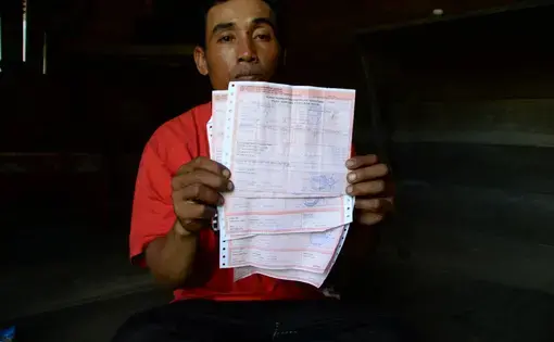 Abdul Hadi, Ketua RT Dusun Kopiang memperlihatkan Surat Pemberitahuan Pajak Terhutang (SPPT) Pajak Bumi dan Bangunan (PBB).