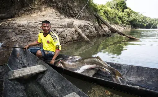 Un indígena macuna pesca en el río Apaporis para conseguir el alimento diario de su familia