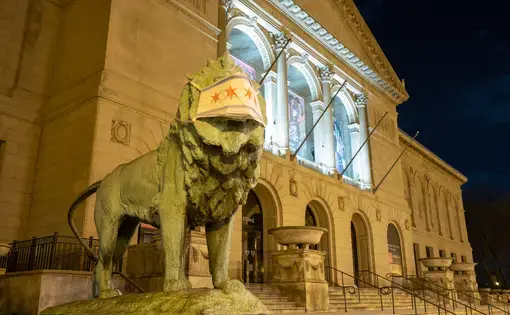 A lion statue outside the Art Institute of Chicago wears a mask. Image by Bret Habura / Shutterstock. United States, 2020.