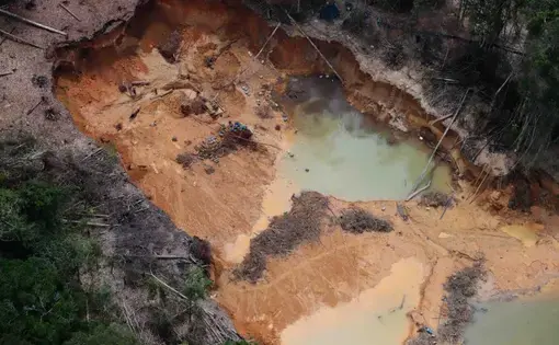 Vista aérea de um local de mineração.