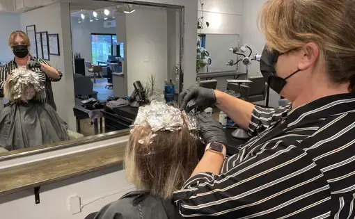 Betsy Briggs Cathcart works on a customer's hair in her salon. Image by Natasha Senjanovic. United States.