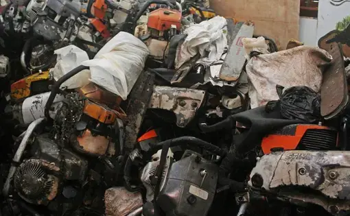 SETUMPUK: Ratusan chainsaw yang telah diserahkan mantan pembalak liar ke Klinik Asri.