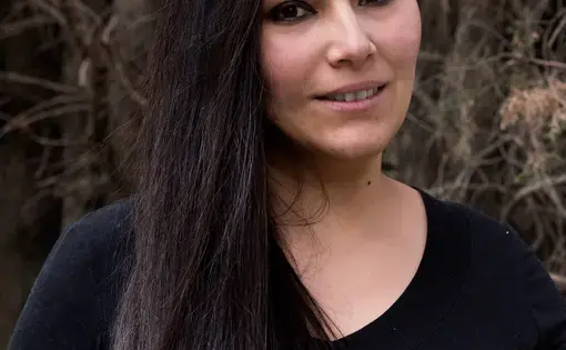 Karen Gil headshot