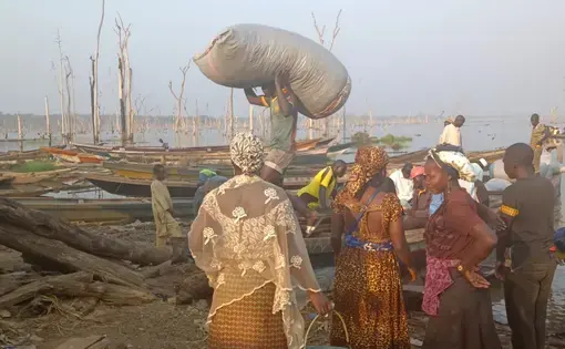 Au débarcadère de Ouami, des natives de la localité doivent faire preuve de patience pour pouvoir acheter de poisson.