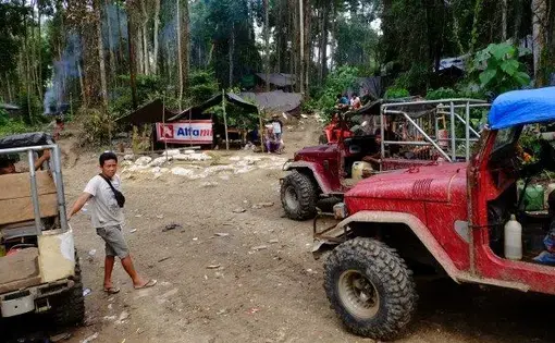 Tribun Manado/Finneke WolajanPenambang rakyat di Bukit Messel Ratatotok tepatnya di Lubang Nibong. Penambang mengklaim kawasan ini berada di luar Kebun Raya Megawati Soekarnoputri. Foto diambil Maret 2021