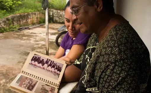 Sérvulo Borges mostra o álbum com fotos da época em que foi militar e induzido a participar das remoções das famílias quilombolas de Alcântara.
