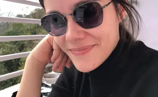 Isabela Mercuri wearing sunglasses
