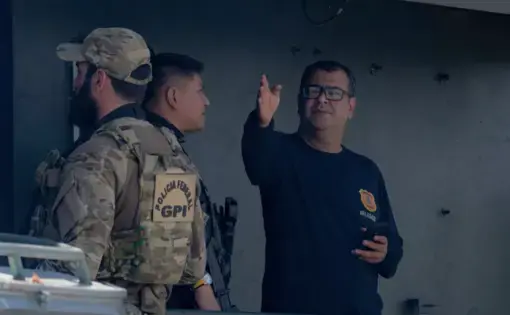 A man talks with two soldiers in Brazil.