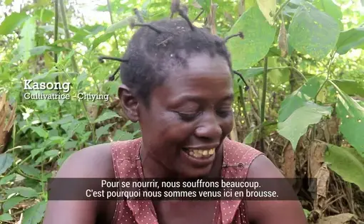 Une femme parle des monocultures avec des documentaristes