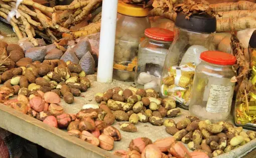 Several products on a stall in the central market of Bunia. Murondo (Mondia Witei), Ngolio (Cola acumnita), Kadika (Garcinia Kola). Image by Picard Luhavo/Greenafia. Democratic Republic of Congo, 2022