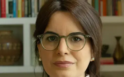 Arezou Rezvani Headshot