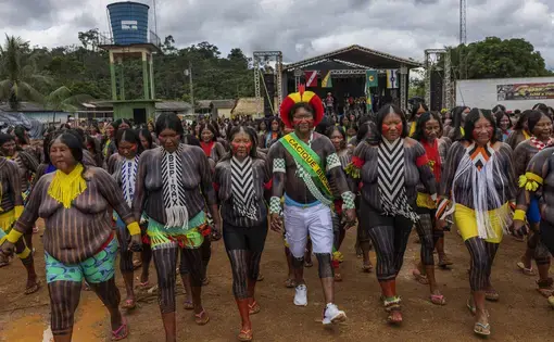 a cacique marches with people